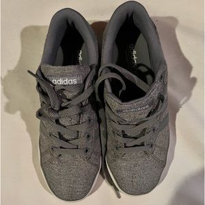Adidas youth tennis shoes gray size 3